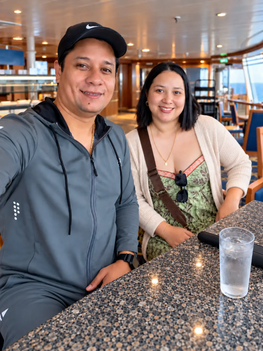 Arnold Ávila y su esposa sentados en un restaurante