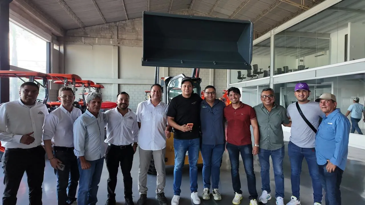 Grupo de personas posando en un taller de maquinaria