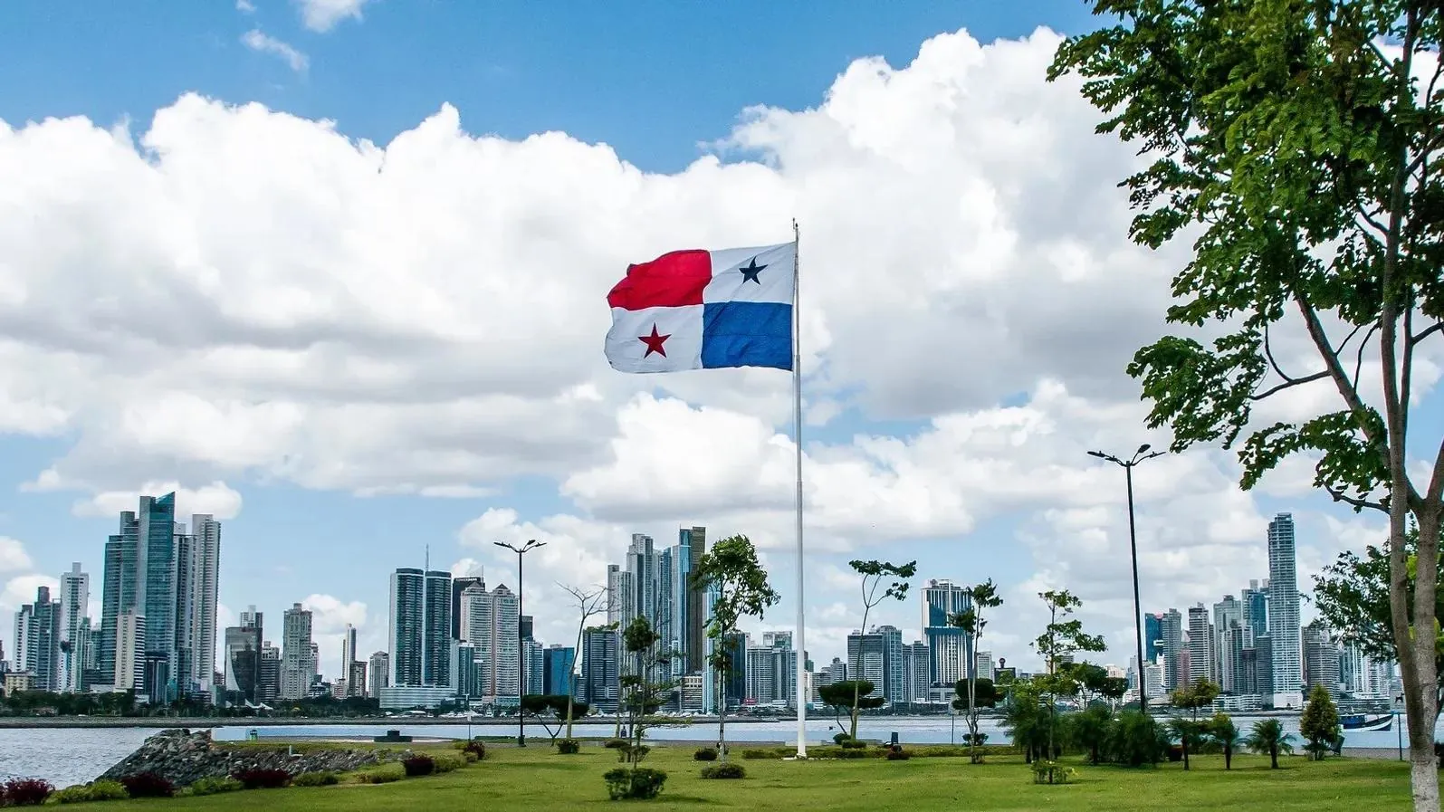 Ciudad de Panamá con su bandera frente al skyline